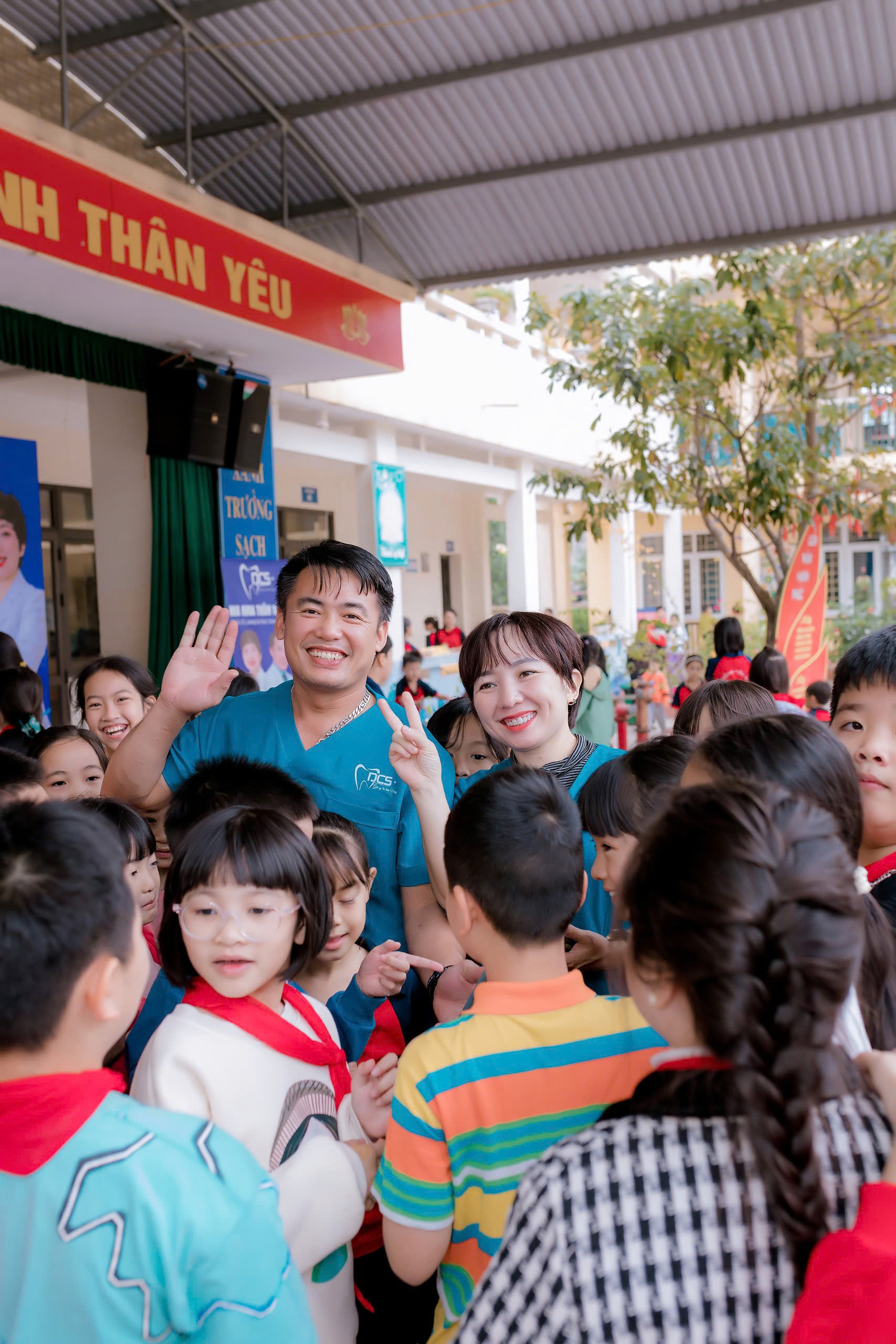 Bác sĩ Vũ Trọng Quỳnh và bác sĩ Đàm Thu Trang bất ngờ khi được các em học sinh vây kín xin chữ ký