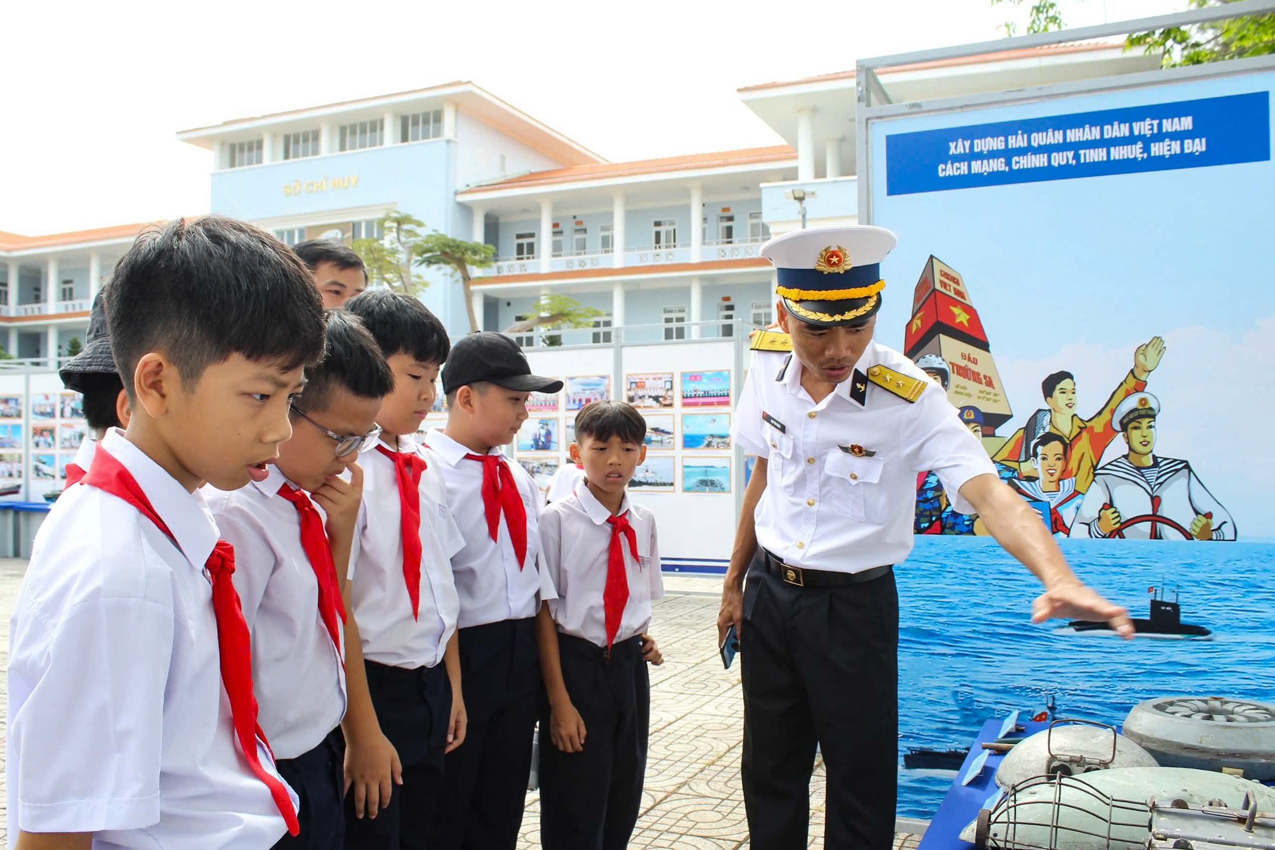 Triển lãm “Hoàng Sa, Trường Sa – Biển, đảo thiêng liêng” và “Hải quân nhân dân Việt Nam anh hùng - 70 năm hành trình giữ biển”