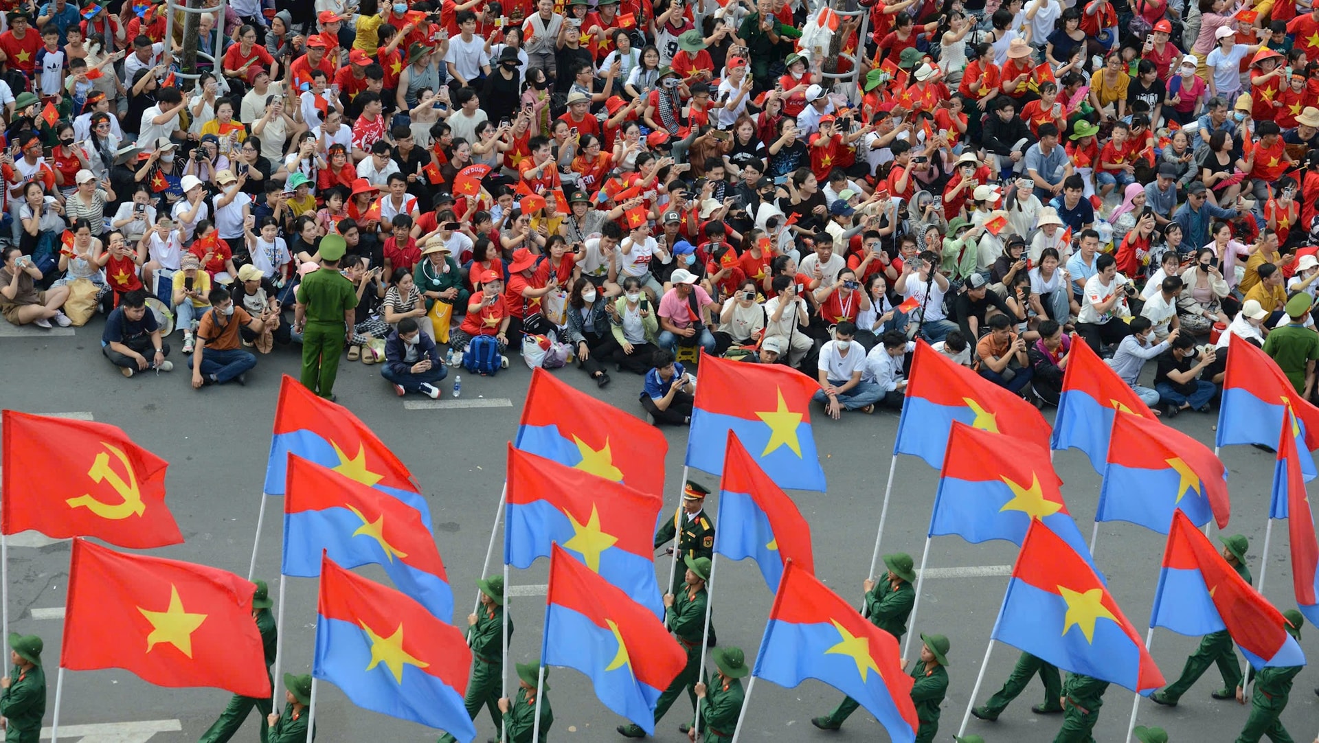 Đi giữa lòng nhân dân trong hòa bình, thống nhất