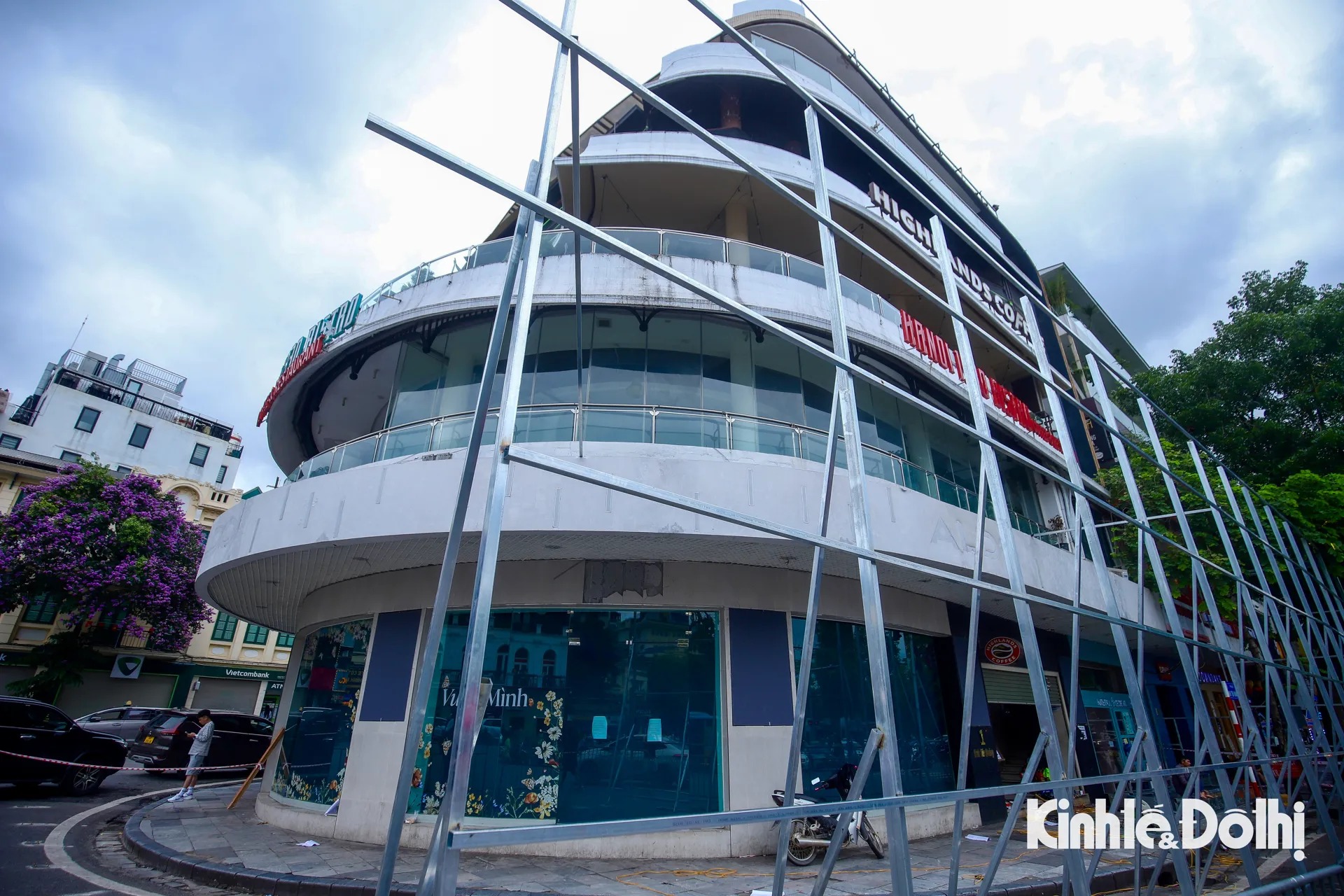 Hà Nội: rào chắn toà nhà “Hàm Cá Mập” chuẩn bị thi công