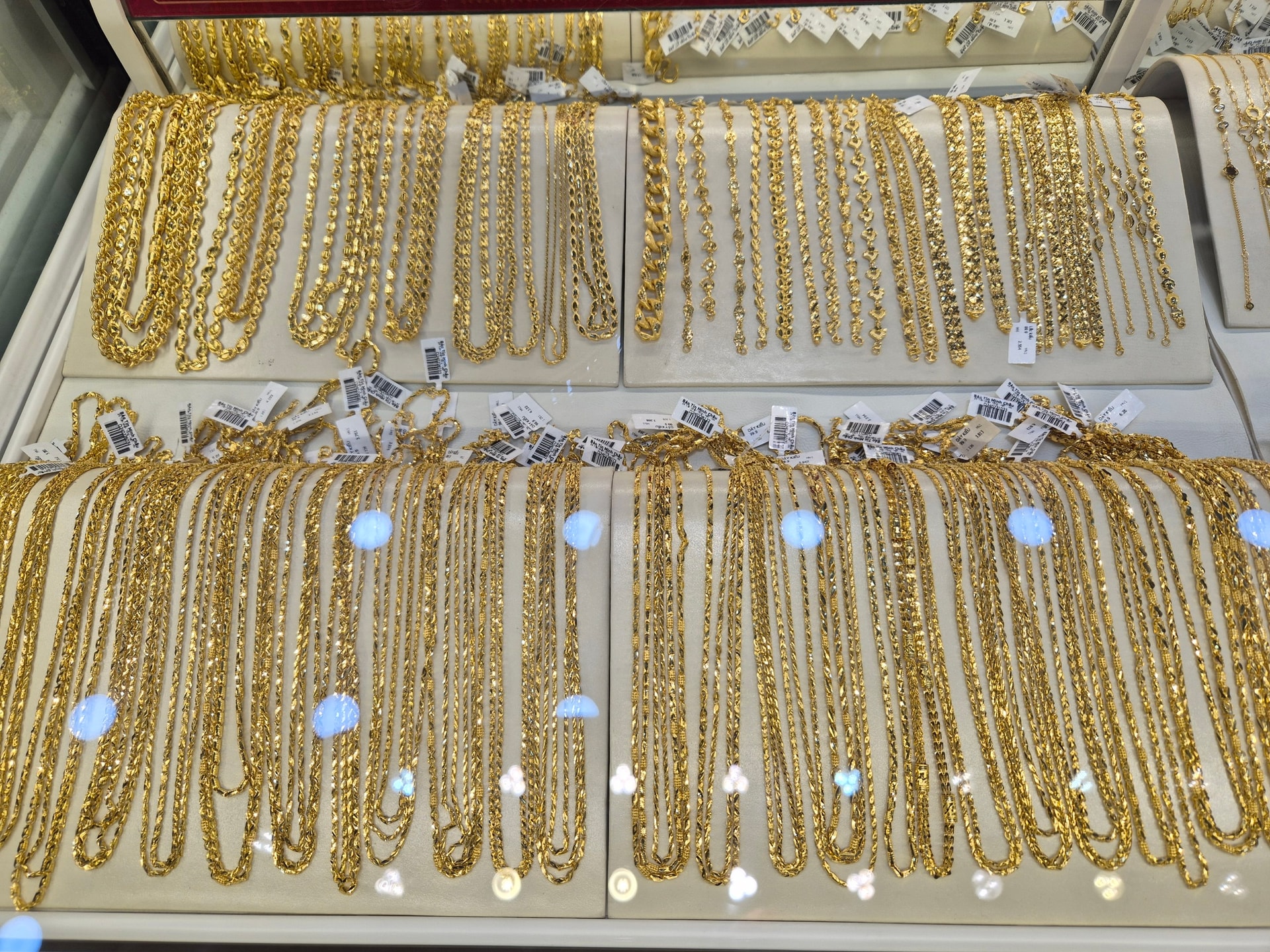 Sáng 29-5, giá vàng lao dốc xuống mức thấp nhất hơn 1 tháng qua