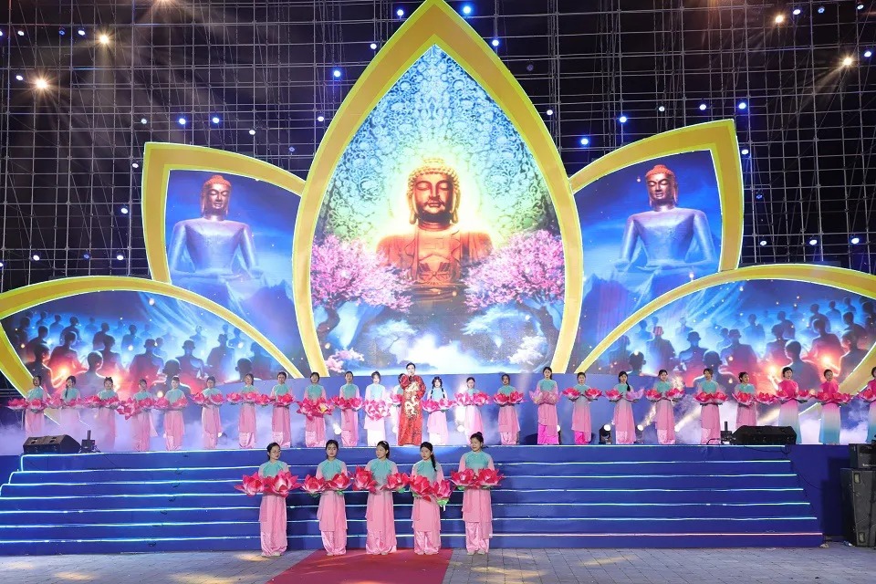 Mãn nhãn với đêm nghệ thuật và pháo hoa tại chùa Tam Chúc