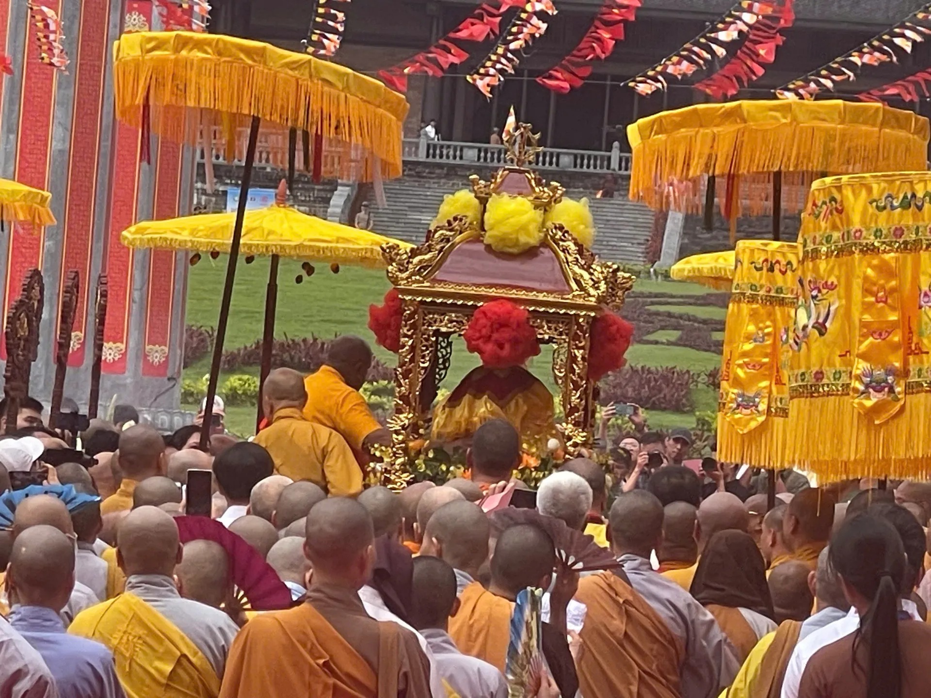 Dòng người đổ về chùa Tam Chúc chiêm bái Xá lợi Đức Phật Thích Ca Mâu Ni