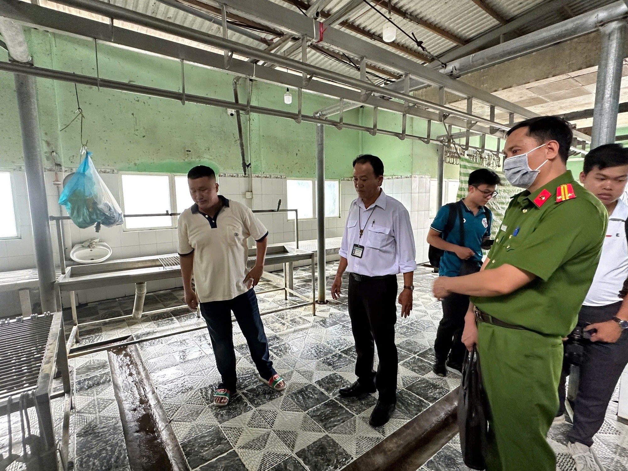 C.P. Việt Nam 'giải thích' heo bẩn là để cho cá ăn, cộng đồng mạng liệu có tin?