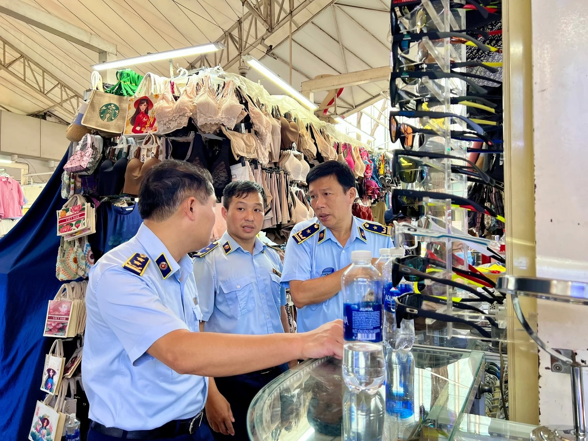 Không ít người tiêu dùng biết là hàng giả vẫn mua vì... giá rẻ