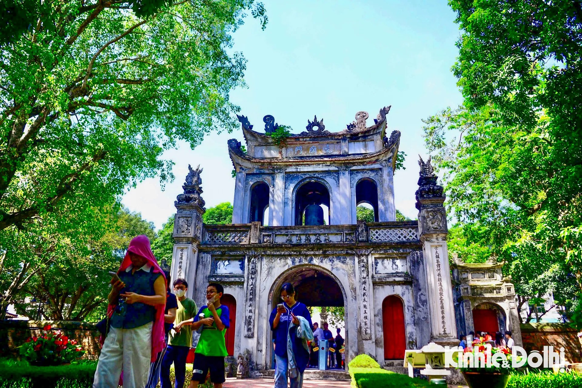 Sĩ tử đến Văn Miếu - Quốc Tử Giám cầu may trước kỳ thi lớp 10