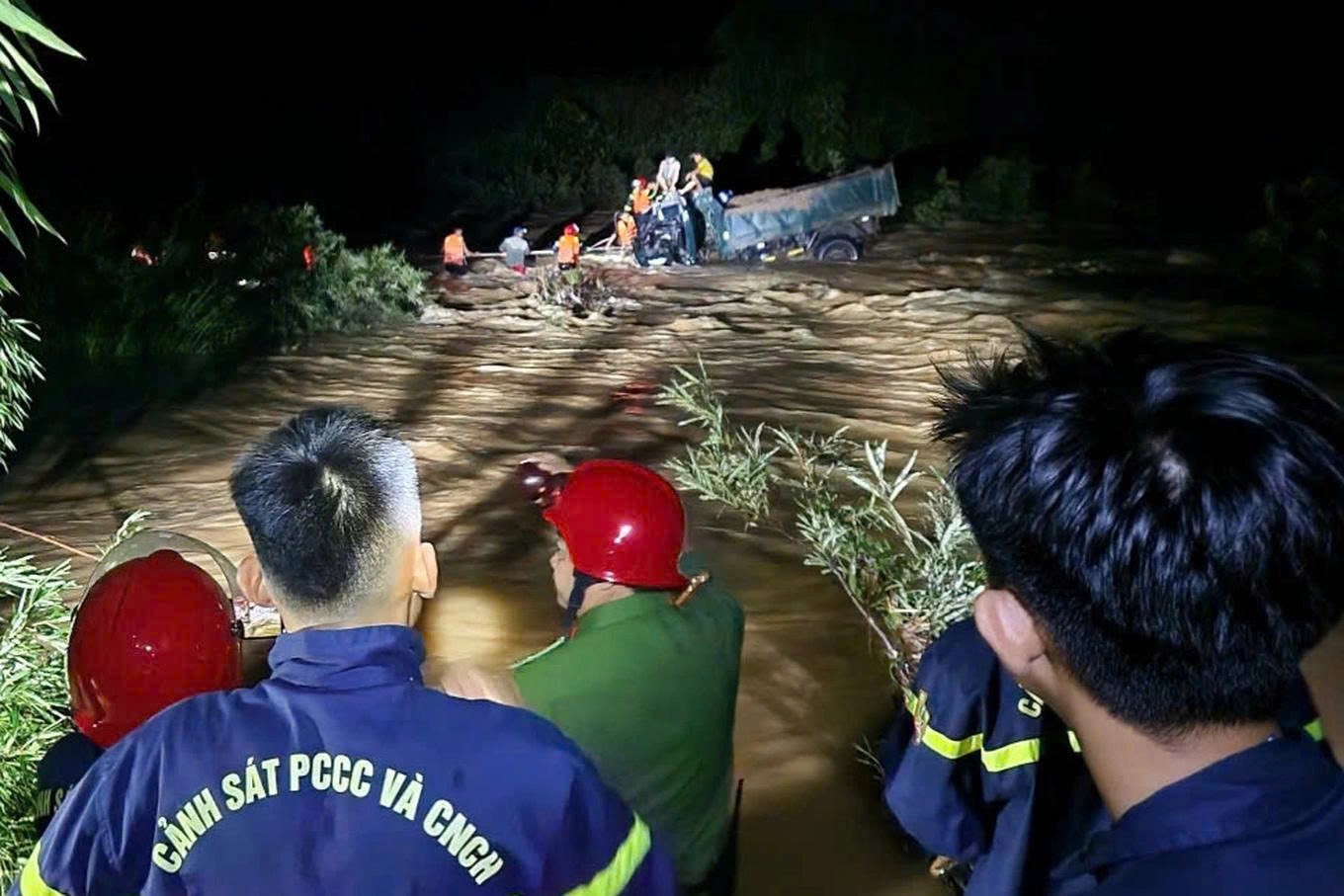 Huế: Giải cứu thành công 4 người dân trong cơn lũ lớn