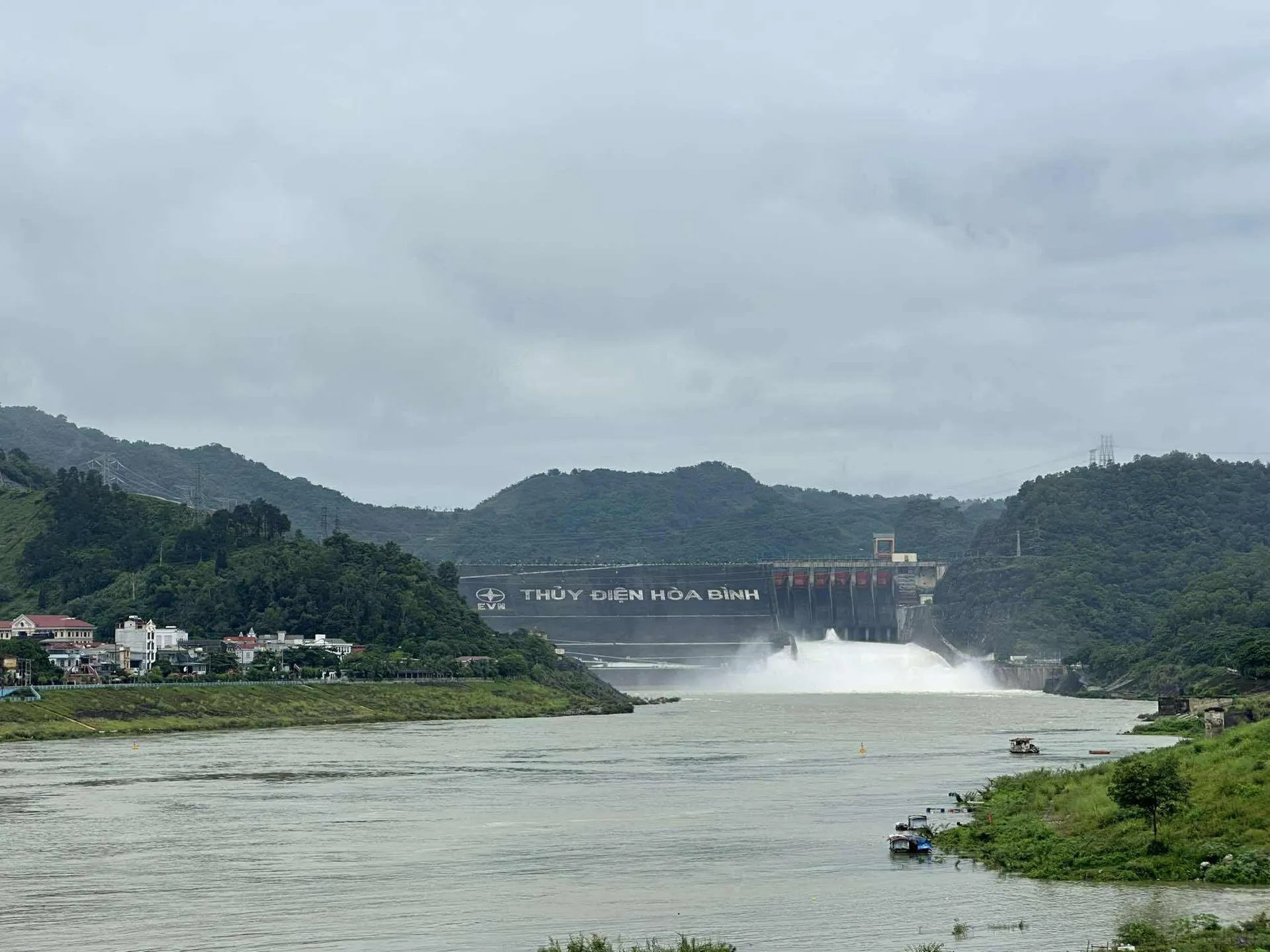 Thuỷ điện Hoà Bình tăng cường xả lũ