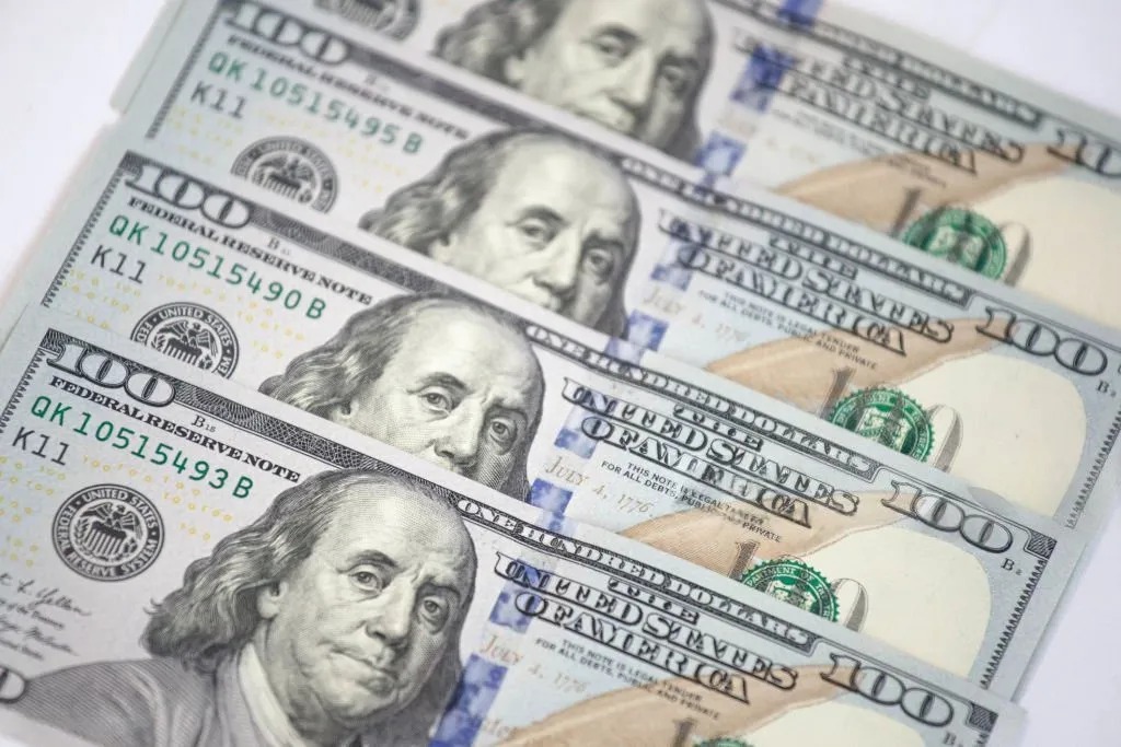 USD trượt giá mạnh trước áp lực lãi suất và triển vọng đàm phán thương mại