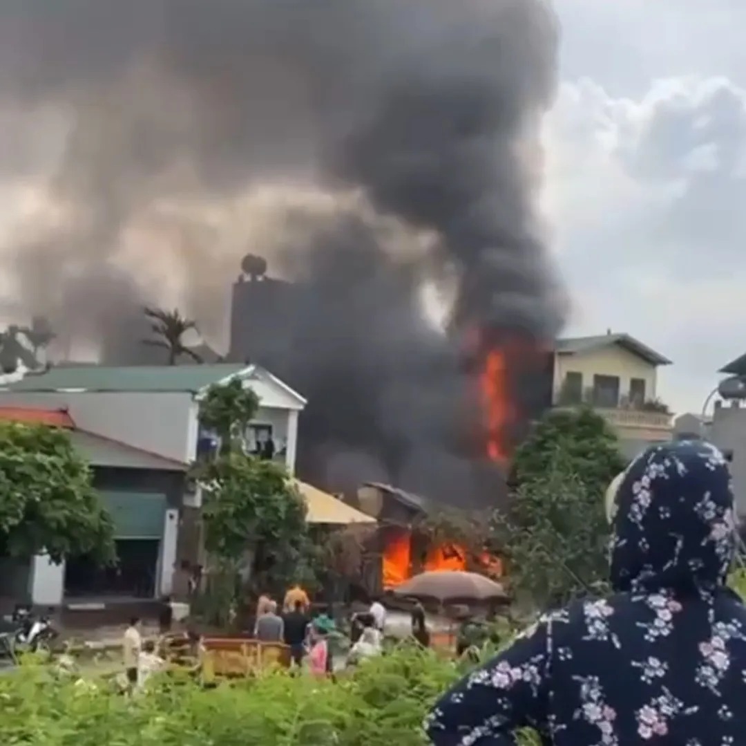 Hà Nội: cháy ngùn ngụt tại xưởng gỗ ở xã Phù Đổng