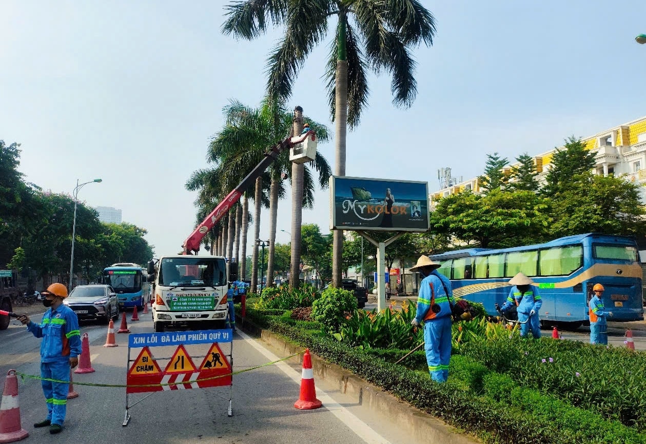 Chăm sóc cây hoa phục vụ 80 năm Quốc khánh 2-9