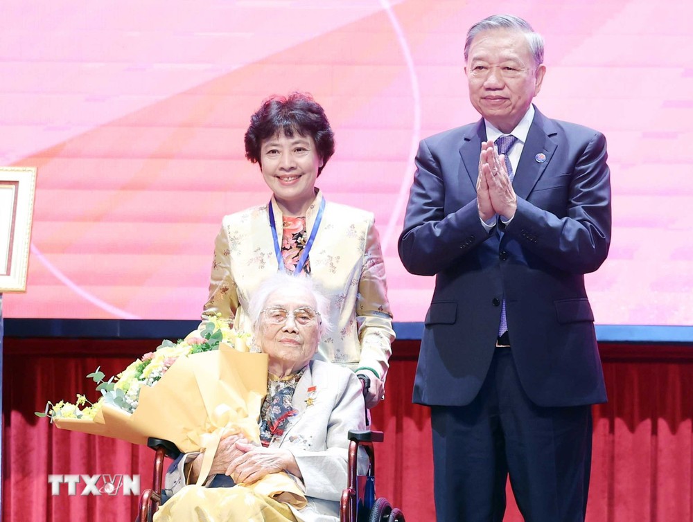 Nguyên Phó Chủ tịch nước Nguyễn Thị Bình được trao tặng danh hiệu Anh hùng Lao động