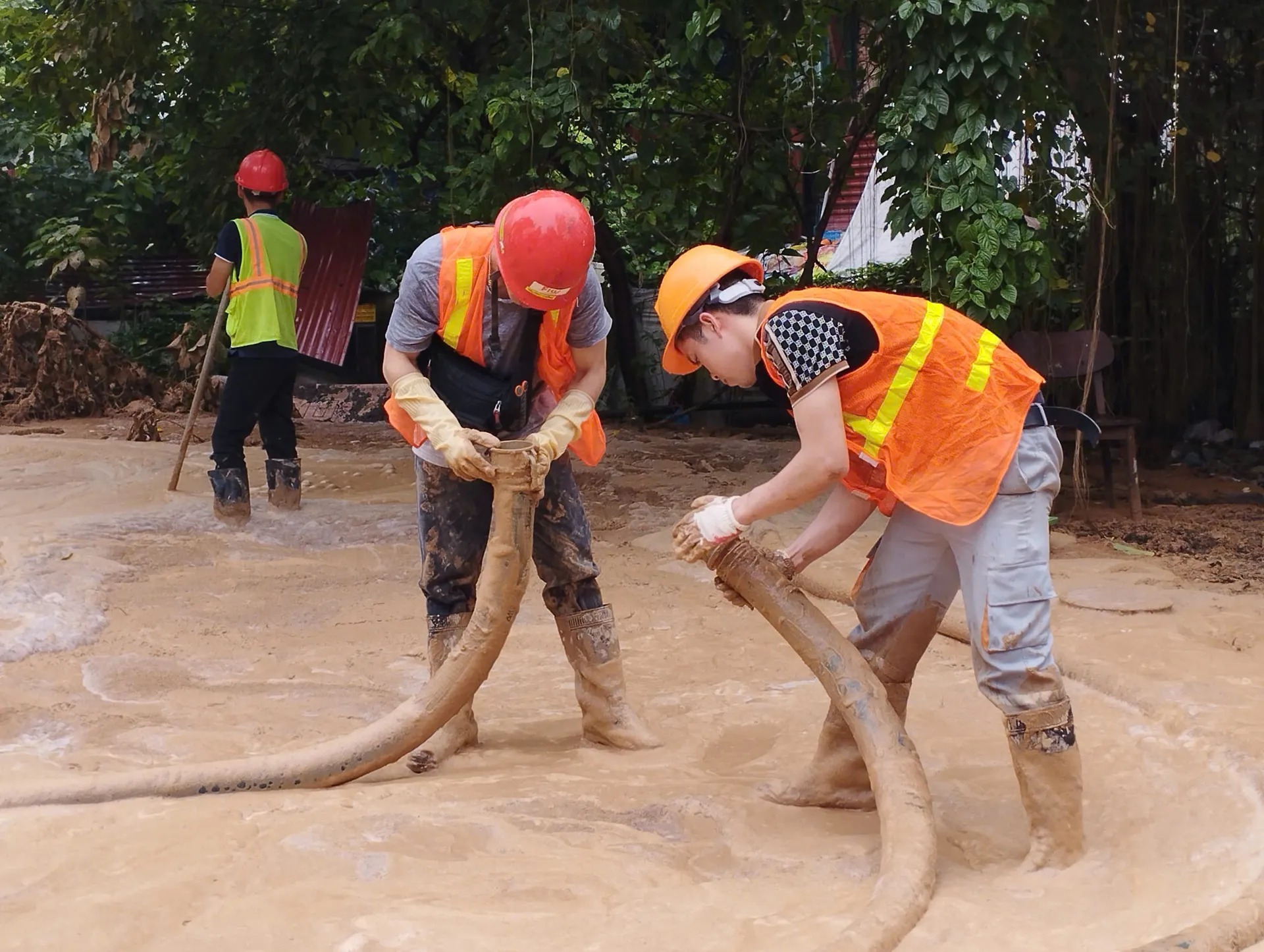 Khẩn trương xử lý hiện tượng trào bùn khi khoan hầm đường sắt đô thị