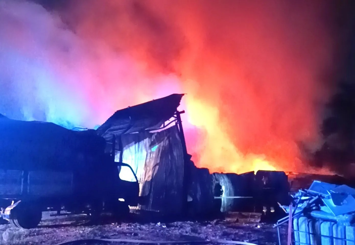 Cháy lớn tại bãi phế liệu cạnh khu dân cư ở TP Hồ Chí Minh