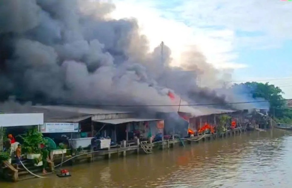 Cháy 56 ki ốt chợ Cà Mau, nghi do chồng chém vợ rồi phóng hỏa