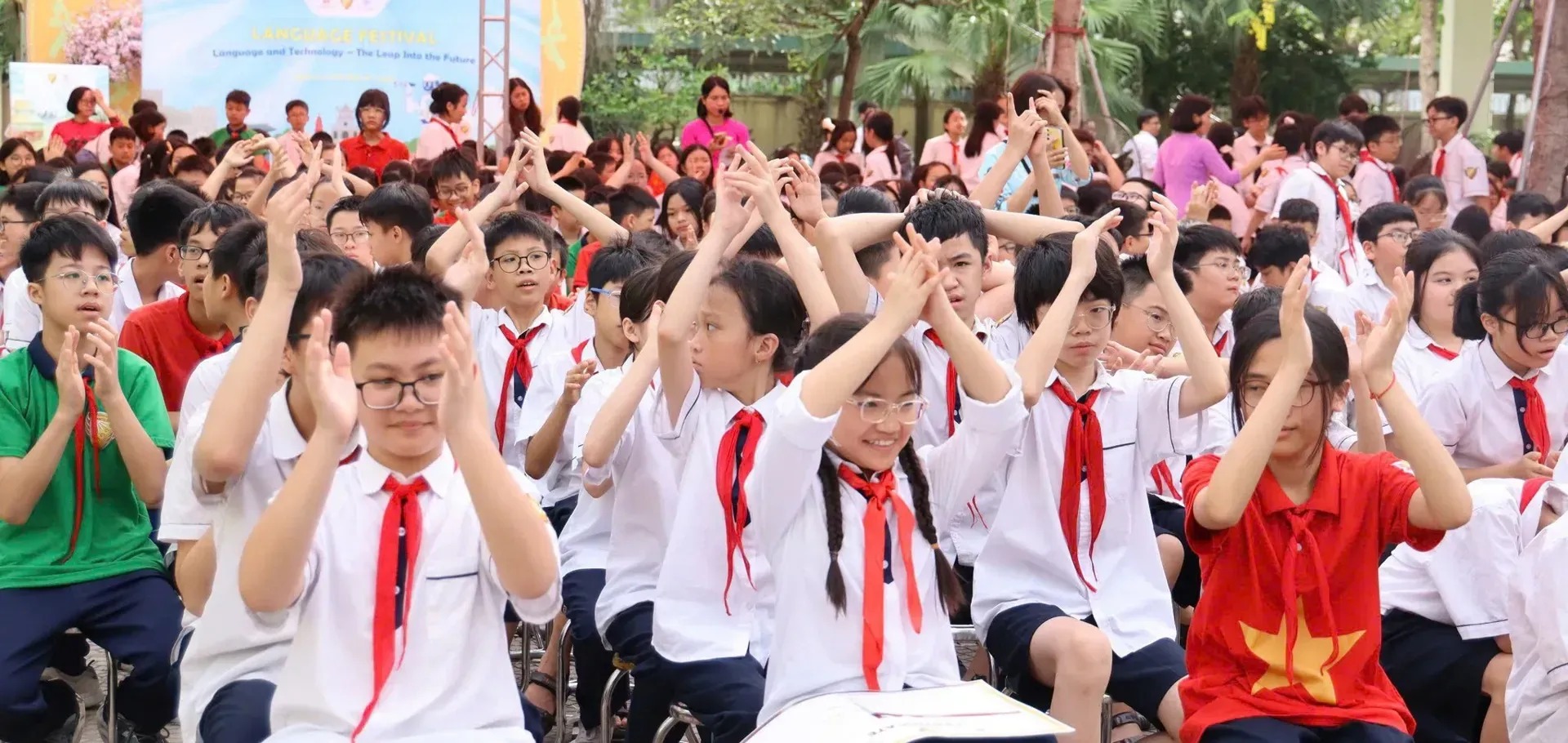 Huy động nghệ nhân, nghệ sĩ, vận động viên tham gia giáo dục trong nhà trường