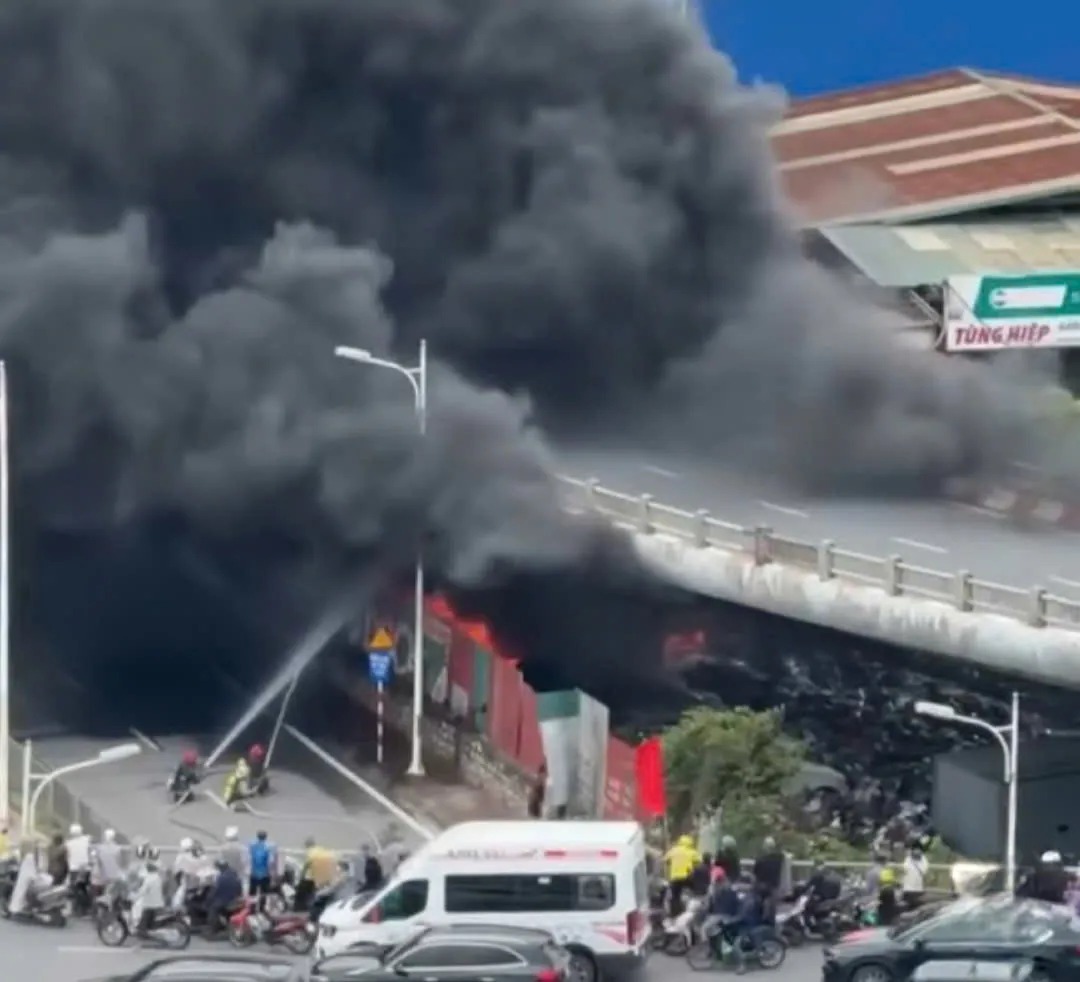 Hà Nội: cháy ngùn ngụt tại bãi xe dưới chân cầu Vĩnh Tuy