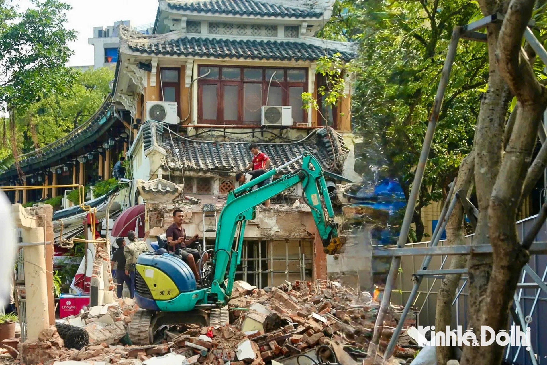Cận cảnh phá dỡ một phần nhà hàng Thủy Tạ bên hồ Hoàn Kiếm