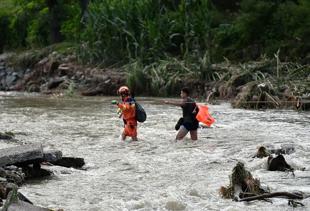 Miền Nam Trung Quốc chìm trong mưa lũ, dịch bệnh lan rộng 