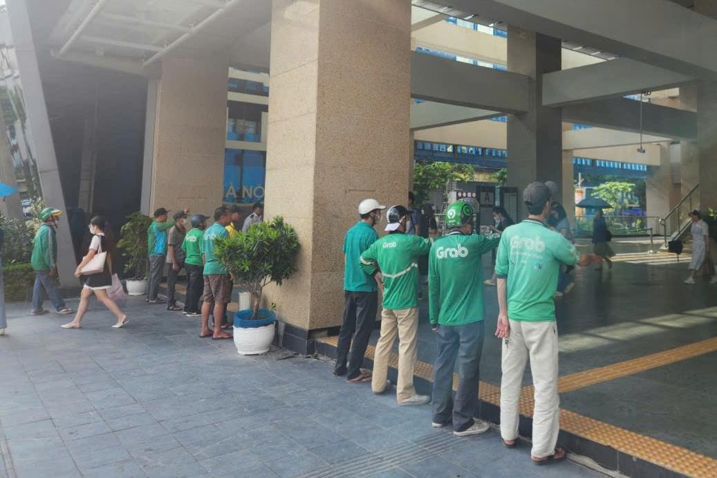 Xe ôm đón khách lộn xộn tại ga Cát Linh