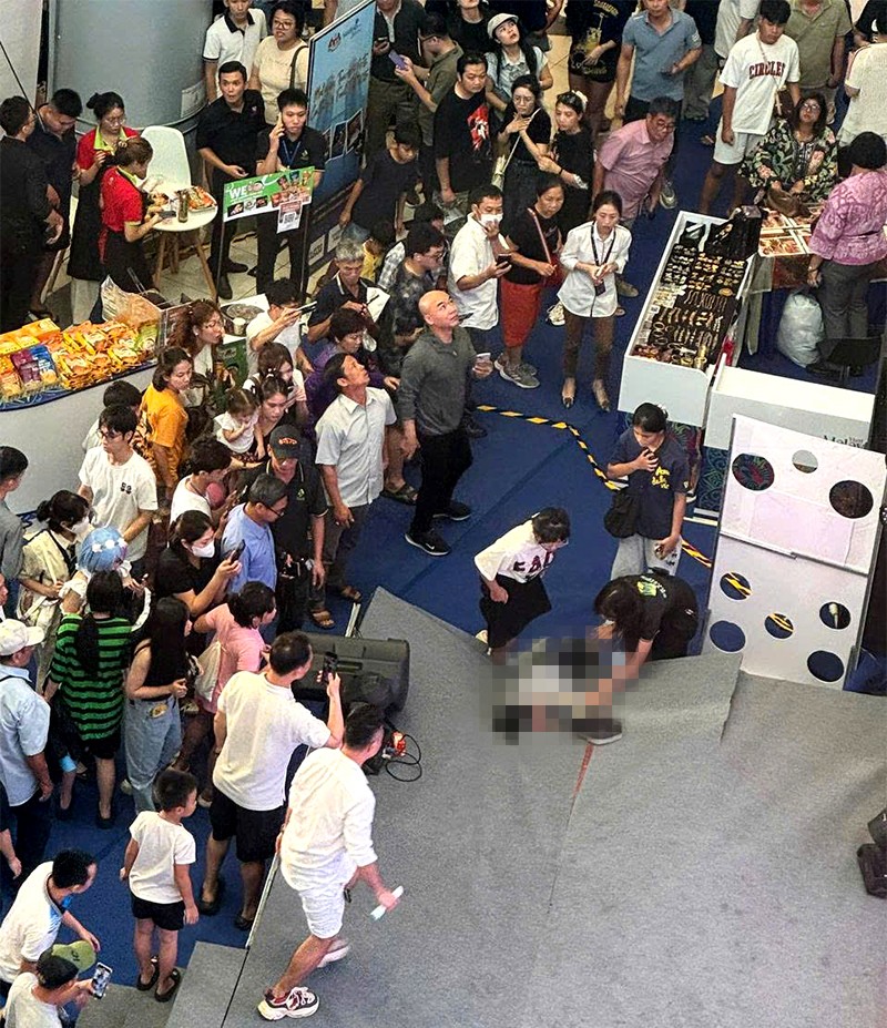 Siêu thị Aeon Mall Long Biên Bàng hoàng phát hiện người đàn ông rơi từ tầng cao xuống đất