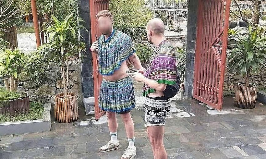 Chấn chỉnh khách Tây mặc váy H'Mông nhảy múa phản cảm