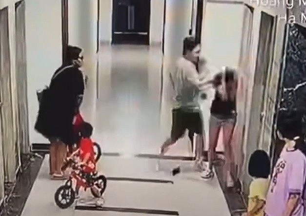 Lời khai ban đầu của đối tượng hành hung dã man người phụ nữ tại sảnh chung cư ở Hà Nội