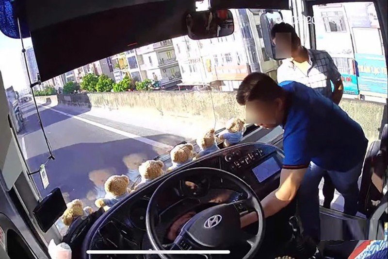 Khởi tố đối tượng rút chìa khóa xe khách trên đường Vành đai 3