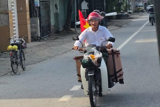 Cựu chiến binh 75 tuổi âm thầm giấu vợ chạy xe máy ra Hà Nội xem diễu binh