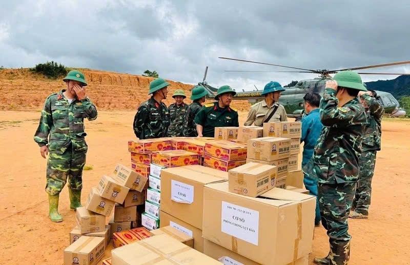 Gần 3 tấn hàng cứu trợ được trực thăng đưa đến vùng lũ bị cô lập ở Điện Biên