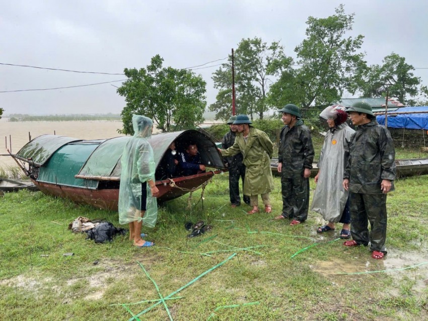 Phó Thủ tướng Trần Hồng Hà chỉ đạo công tác chuẩn bị phòng chống bão số 10.