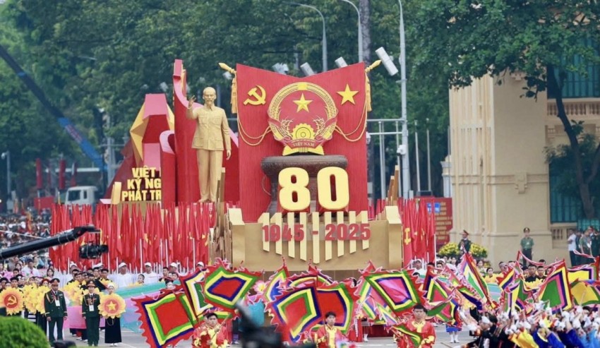 Biển người thức xuyên đêm đợi chờ màn tổng duyệt diễu binh, diễu hành kỷ niệm 80 năm Quốc khánh 2/9