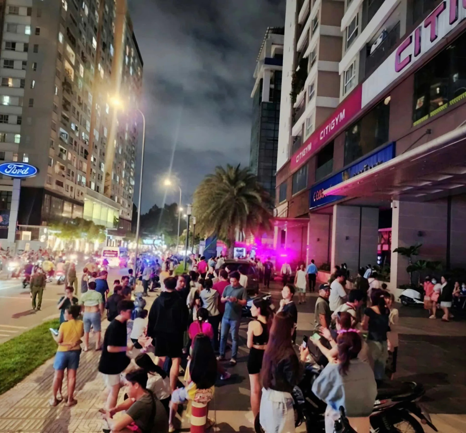 TP Hồ Chí Minh: cháy chung cư Golden Mansion, hàng trăm người hoảng loạn sơ tán