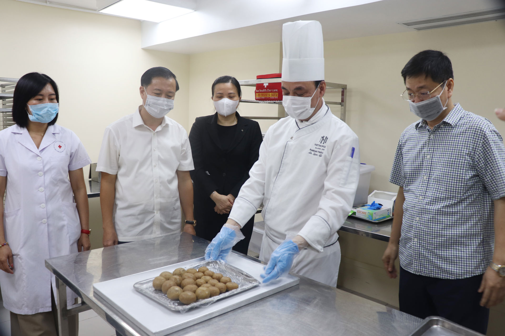 Kiểm tra đột xuất khách sạn 5 sao Du Parc và Sofitel Legend Metropole Hà Nội sản xuất bánh Trung thu