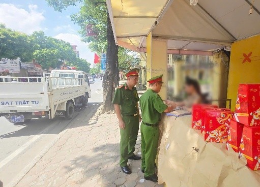 Tràn lan các cửa hàng bán bánh trung thu lấn chiếm vỉa hè ở Thủ đô