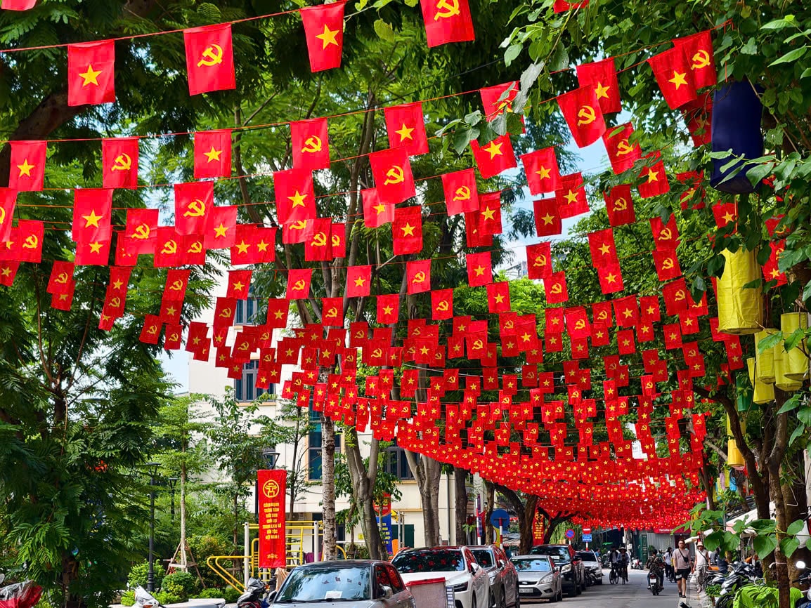“Sắc đỏ Ba Đình” - 28.000 lá cờ Tổ quốc trên tuyến phố dài 800m
