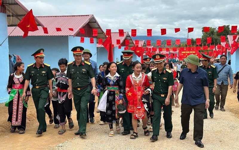 Điện Biên bàn giao 80 ngôi nhà mới cho người dân vùng lũ ổn định cuộc sống