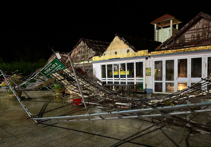 Bão số 10 giật cấp 12 gây thiệt hại nặng nề tại các tỉnh Miền Trung