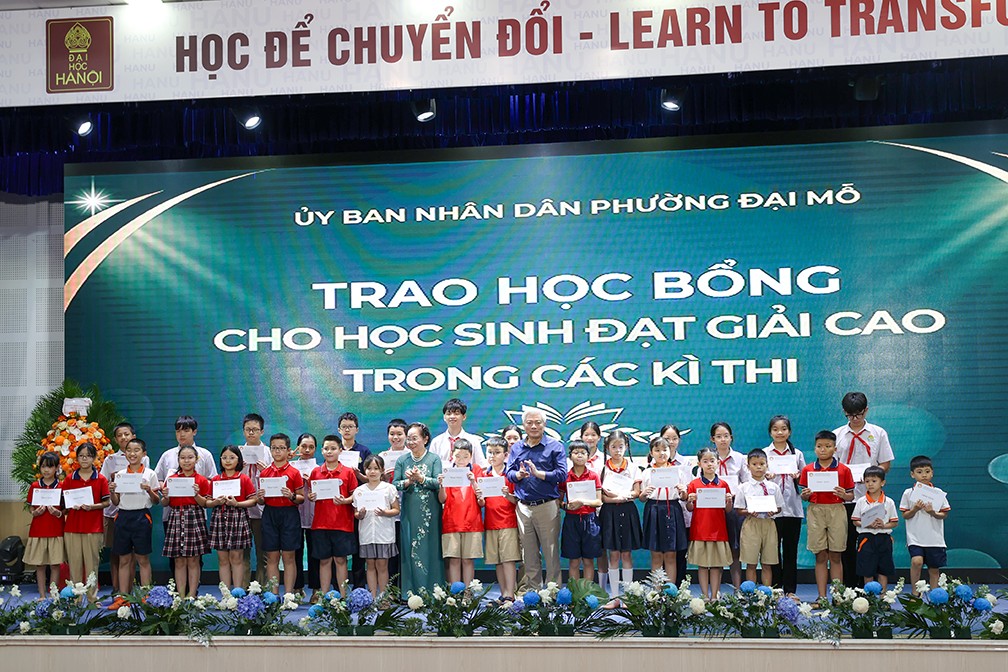 Lễ trao học bổng Quỹ Khuyến học Việt Nam cho học sinh các trường công lập trên địa bàn phường Đại Mỗ, Hà Nội