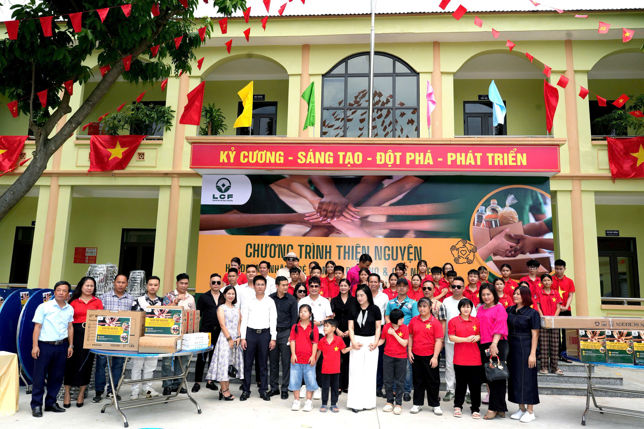 Nghệ sĩ và Doanh nghiệp chung tay lan tỏa yêu thương tại Trường Giáo dục chuyên biệt Phú Thọ