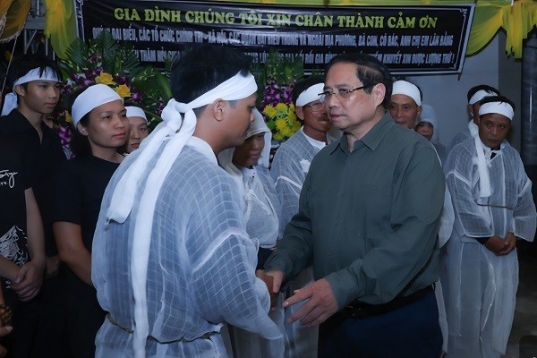 Thủ tướng Phạm Minh Chính thăm hỏi, động viên người dân bị thiệt hại do thiên tai tại Ninh Bình