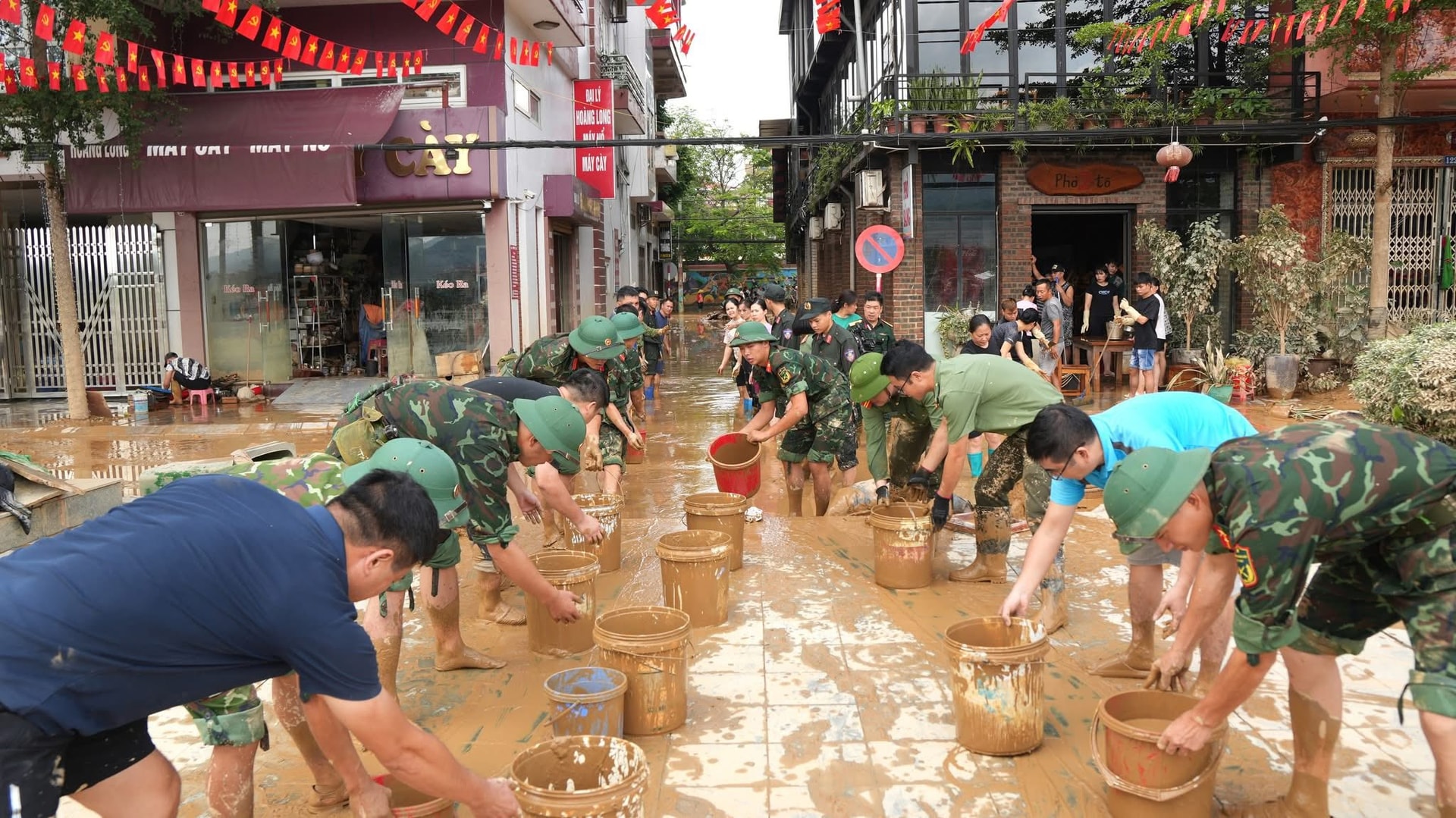 Công an Cao Bằng sát cánh cùng nhân dân khắc phục hậu quả bão lũ