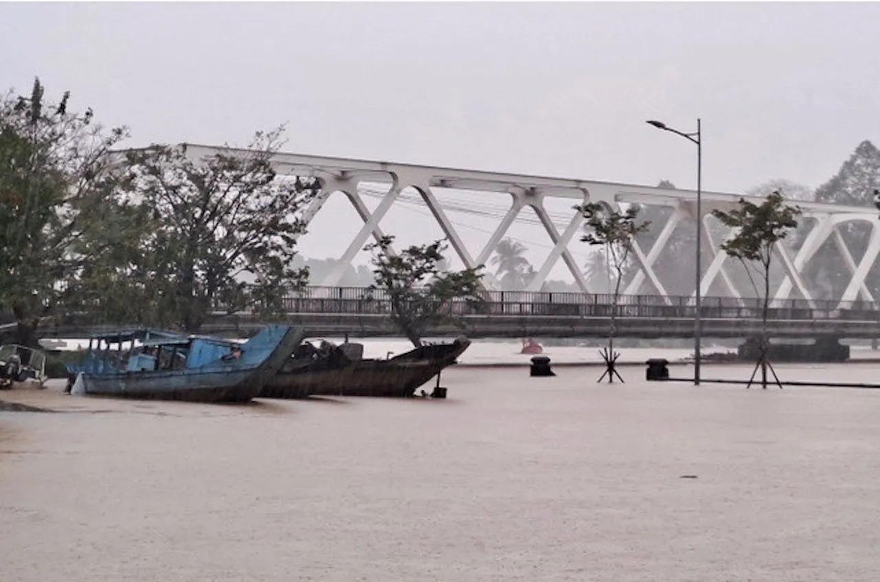 Miền Trung chìm trong biển nước