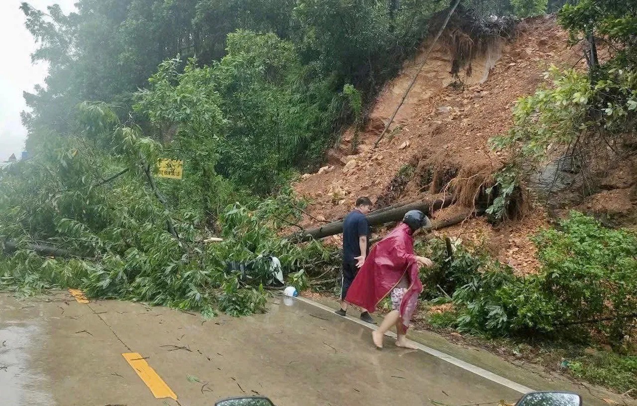 Mưa lớn liên tục, đất bão hoà nước, sạt lở đe đoạ nhiều tỉnh thành phía Bắc