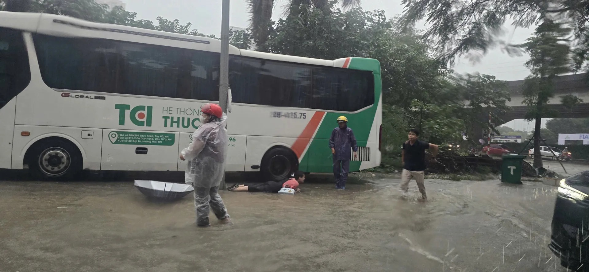 Rò rỉ điện tại ngã nút giao Tú Mỡ - Phạm Hùng 