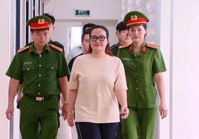 Chuyên gia “Giải mã bí ẩn nụ cười” và thái độ bình thản đến lạnh người của Hoàng Hường khi bị bắt