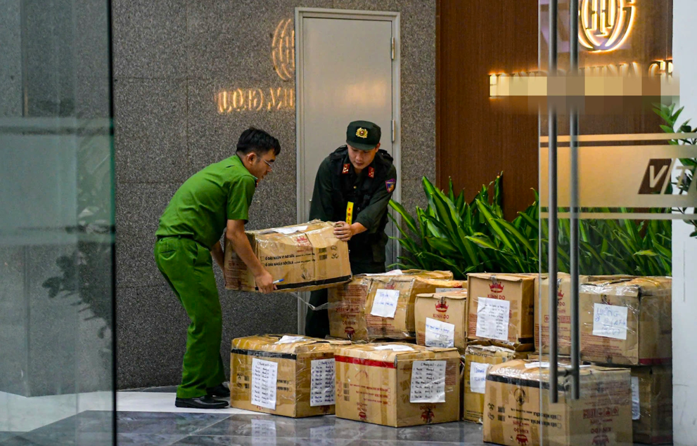 Hàng chục thùng tài liệu bị niêm phong, đưa khỏi trụ sở NextTech Group của Shark Bình