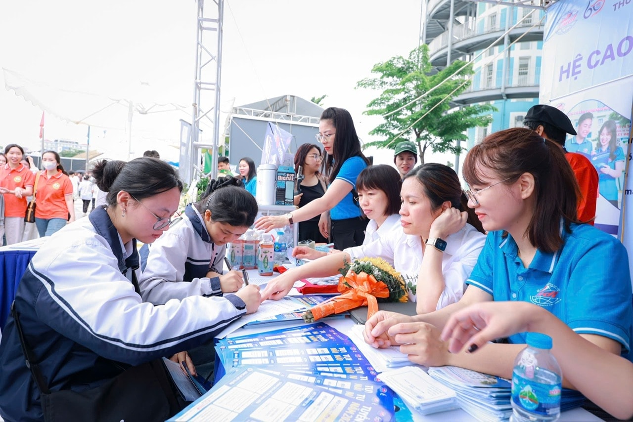 Bổ sung quy định xử lý các hành vi xúc phạm nhà giáo