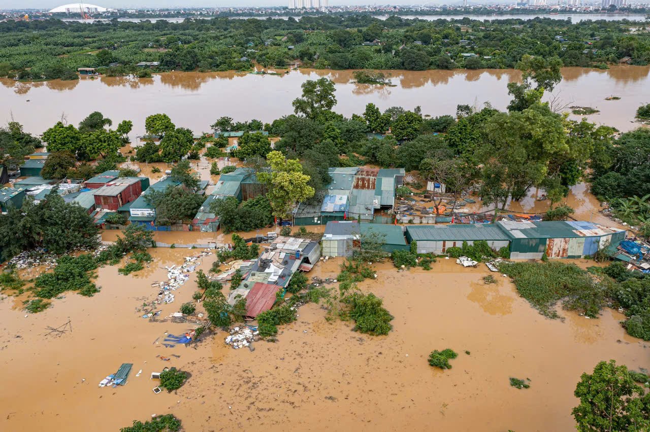 Hà Nội nắng trở lại, nhiều khu vực ngoại thành vẫn ngập do hoàn lưu bão Matmo