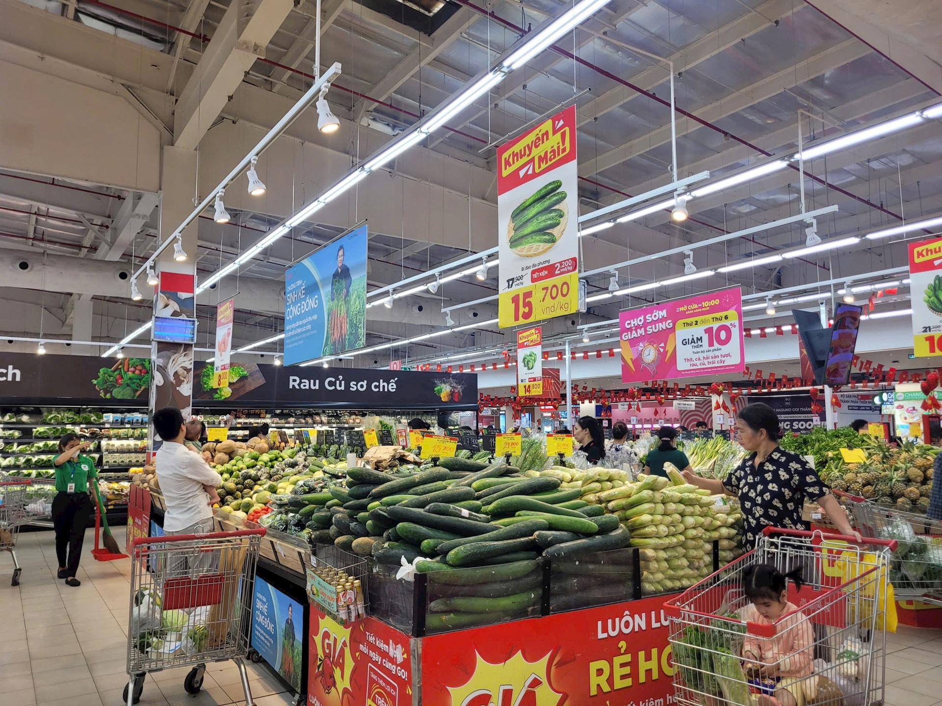 Giá rau xanh ổn định, siêu thị đầy ắp rau củ tươi